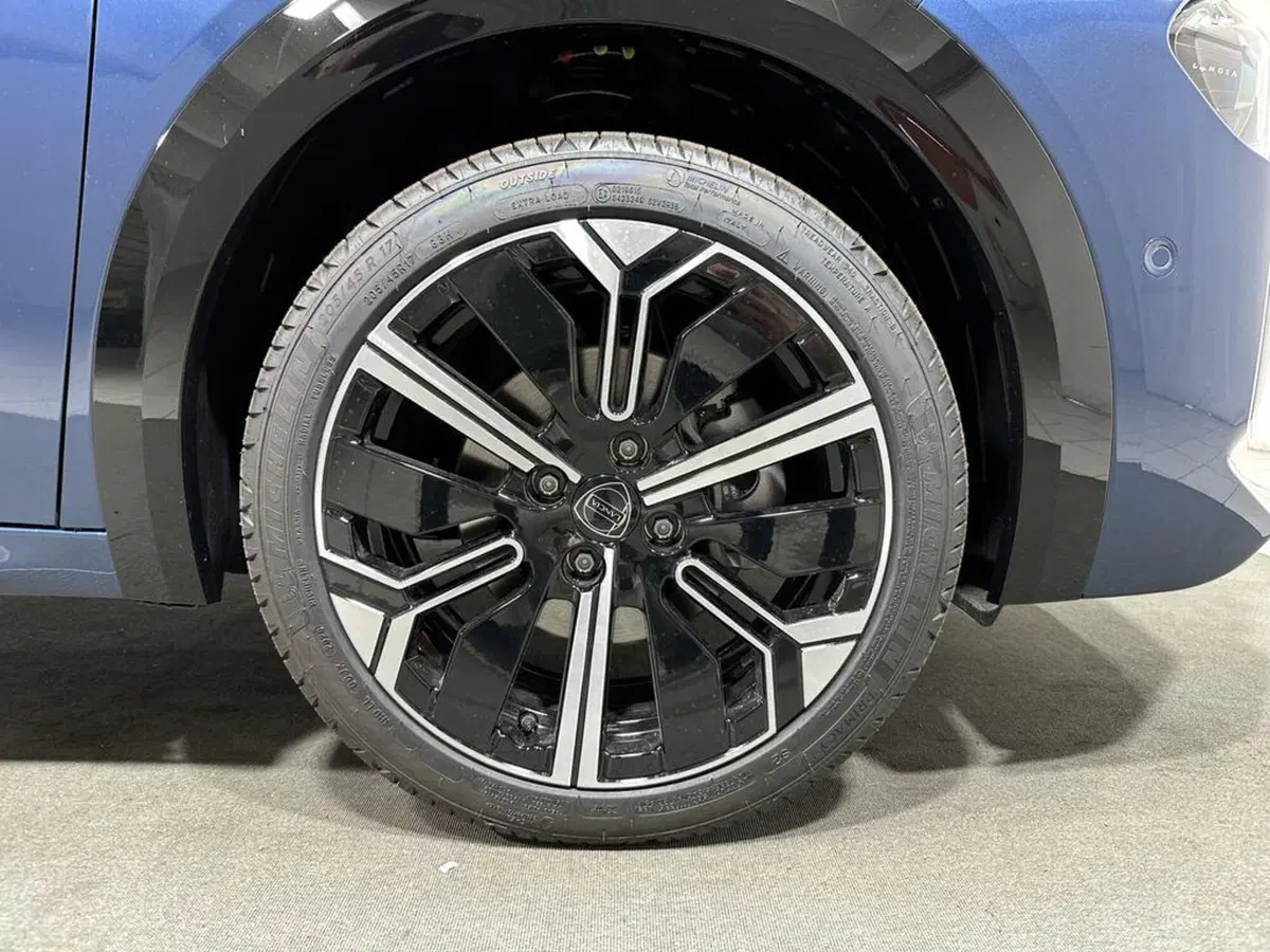 Lancia Ypsilon nuova a Sondrio (9)