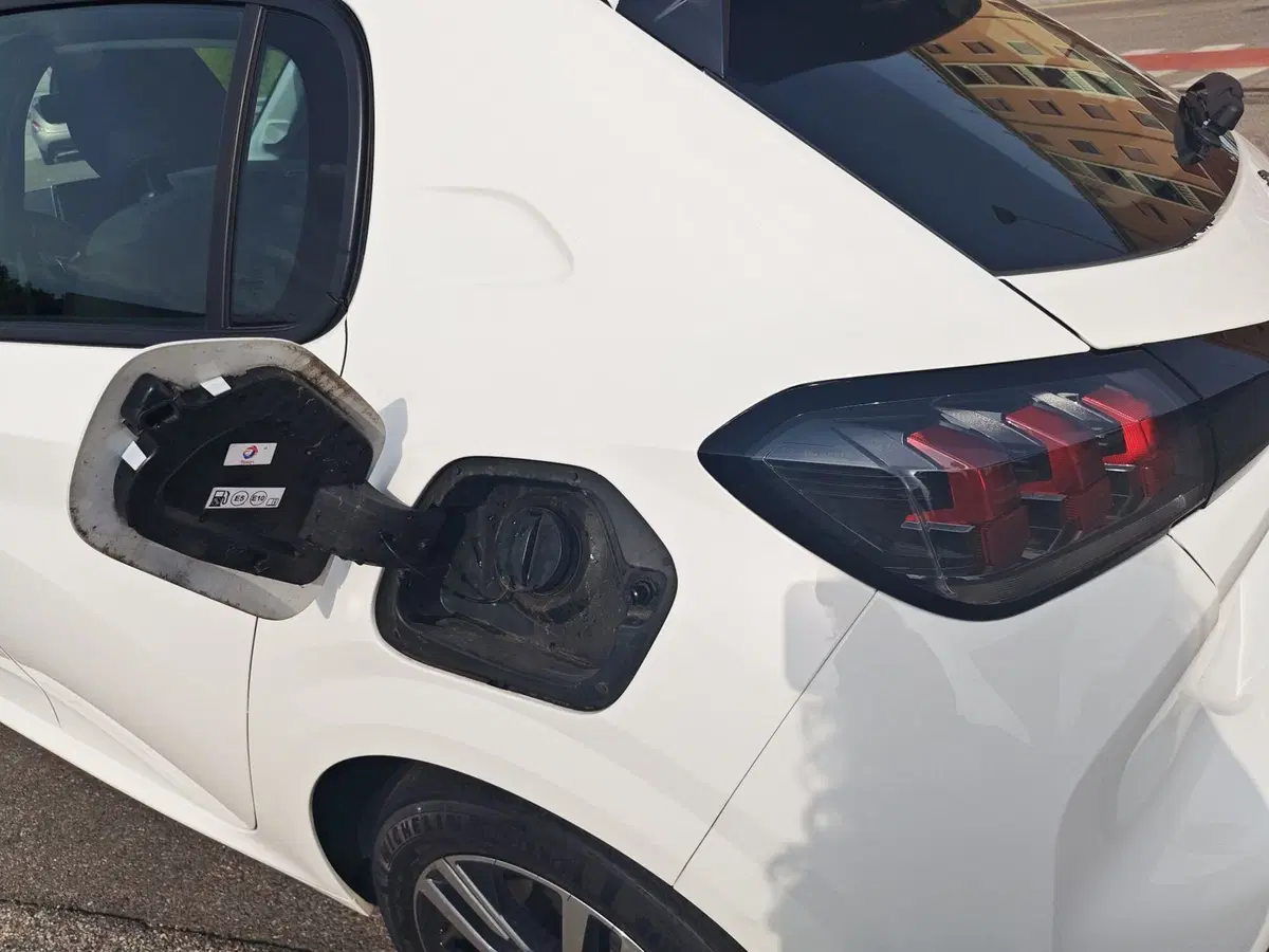 Peugeot 208 usata a Milano (16)
