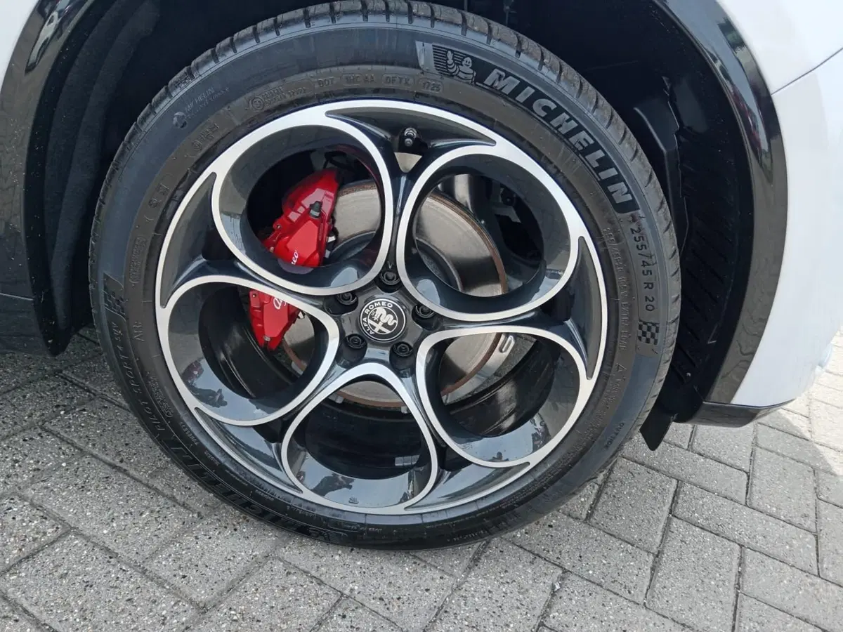 Alfa Romeo Stelvio usata a Alessandria (10)