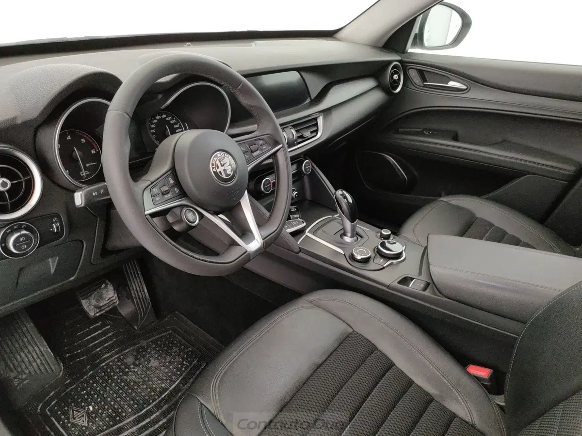 Alfa Romeo Stelvio usata a Caserta (16)