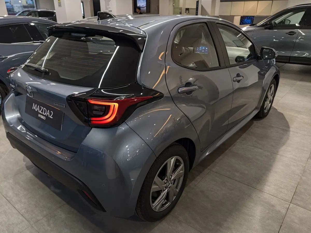 Mazda Mazda2 Hybrid nuova a Napoli (6)
