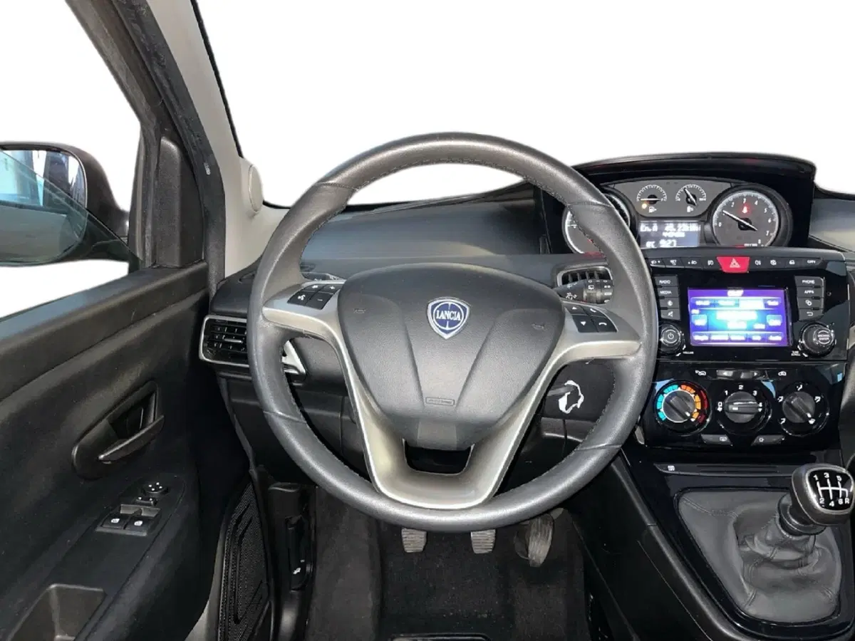 Lancia Ypsilon usata a Torino (10)