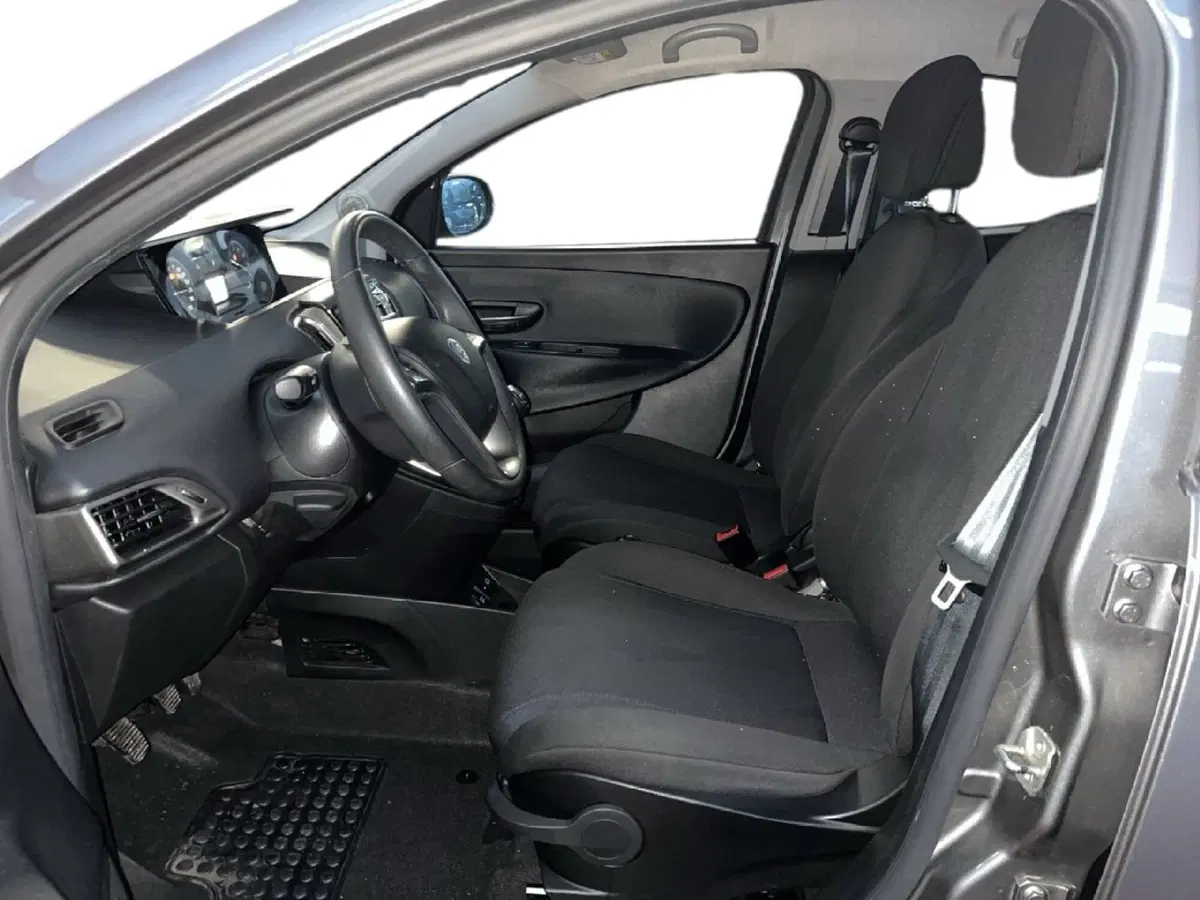 Lancia Ypsilon usata a Torino (8)