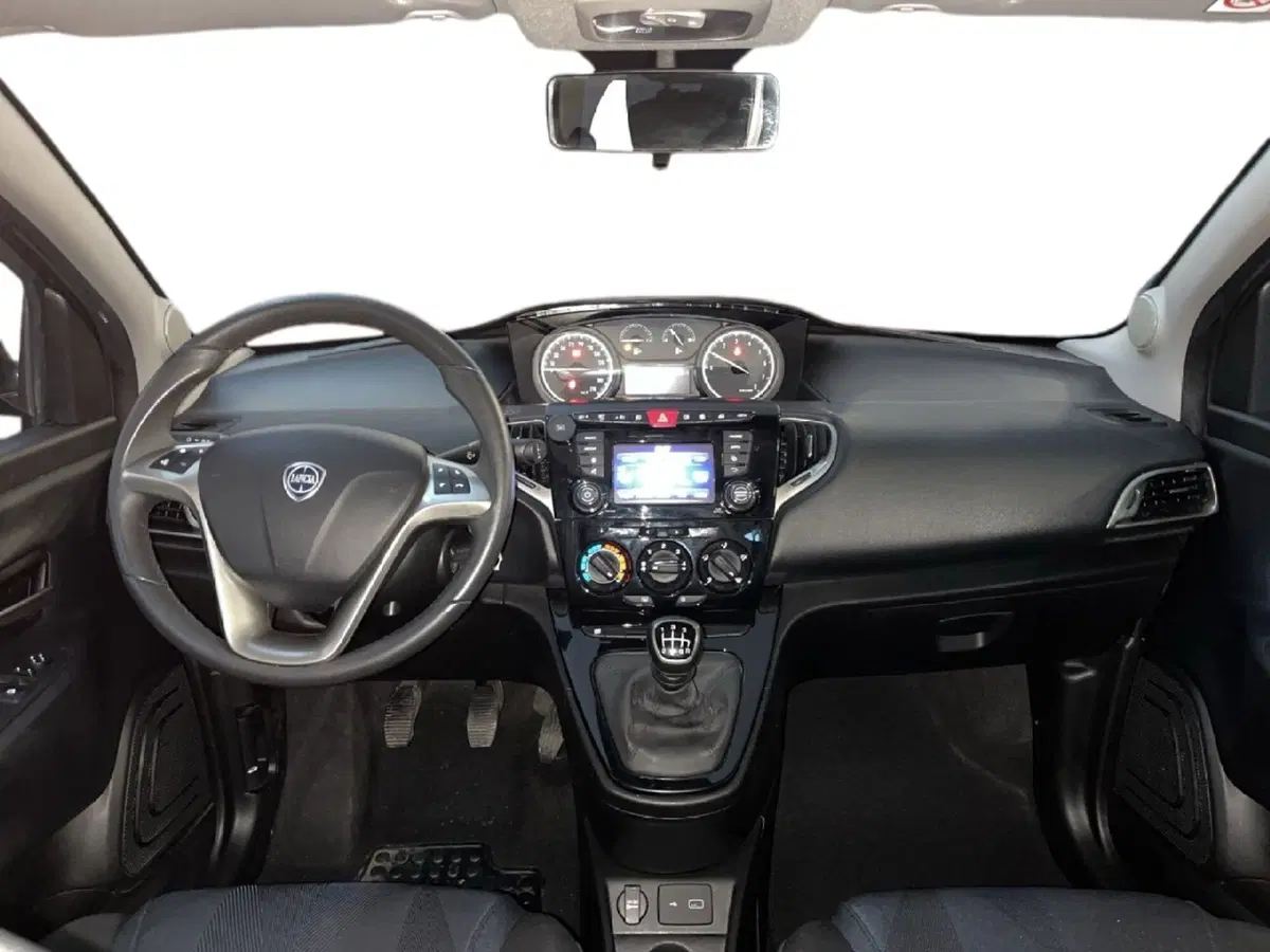 Lancia Ypsilon usata a Torino (9)