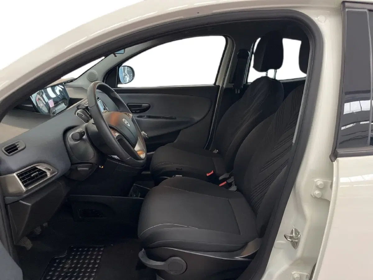 Lancia Ypsilon usata a Torino (9)