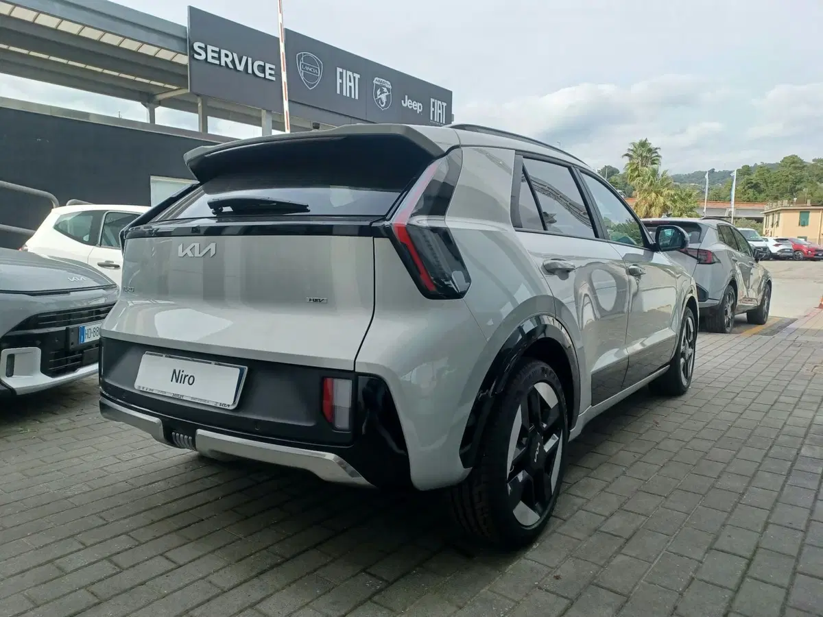 Kia Niro nuova a La Spezia (7)