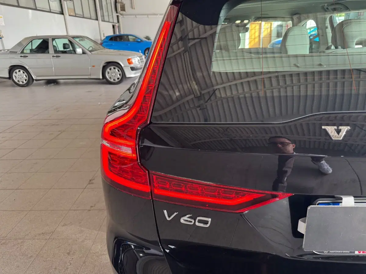 Volvo V60 nuova a Monza e Brianza (17)