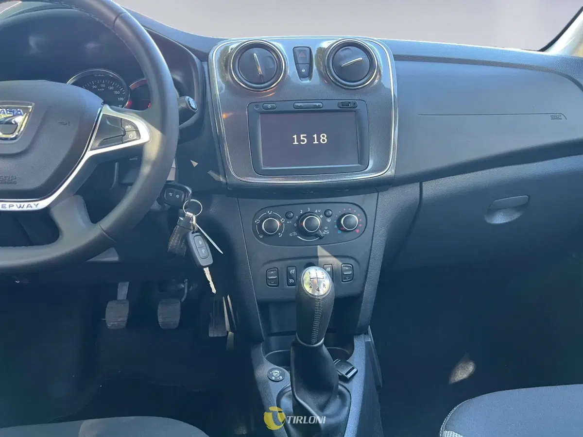 Dacia Sandero usata a Milano (14)