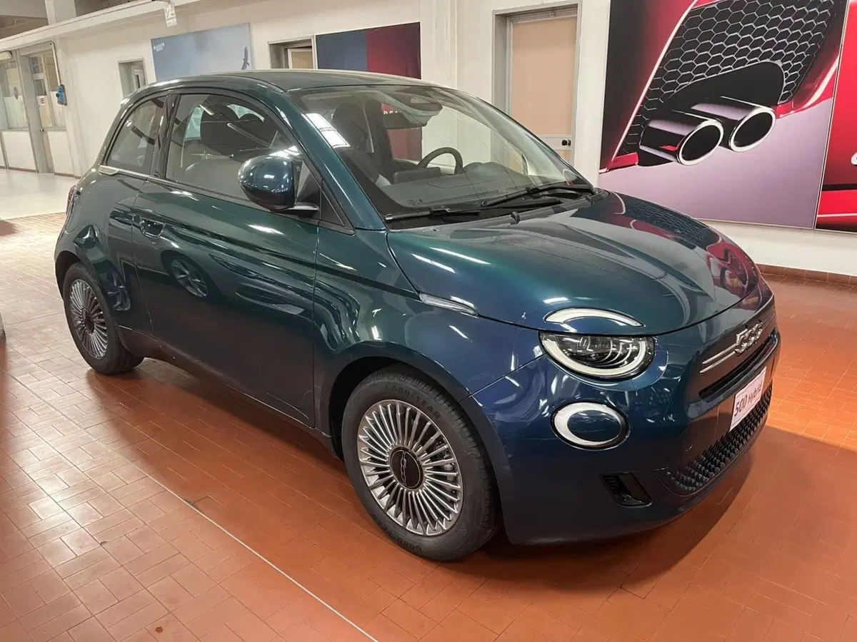 Fiat 500 nuova a Lucca (3)