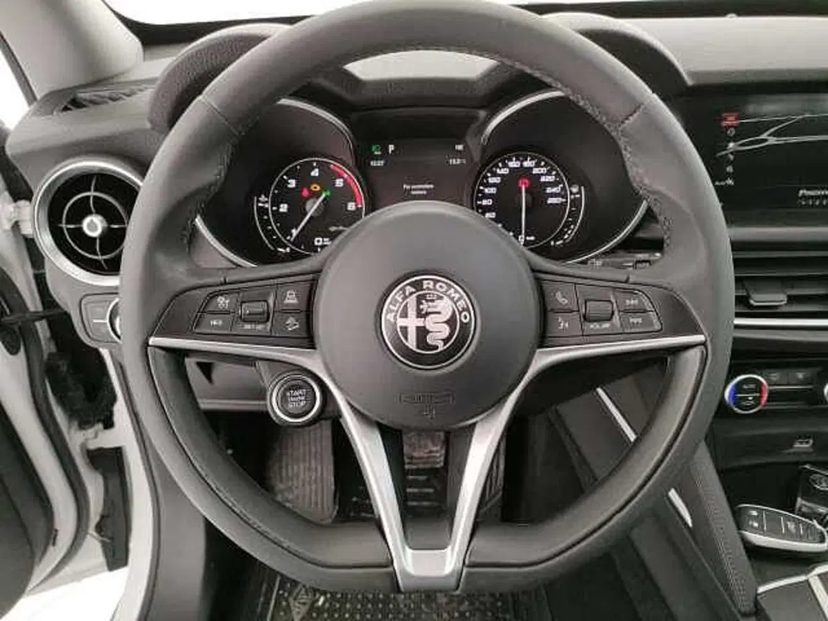 Alfa Romeo Stelvio usata a Caserta (8)