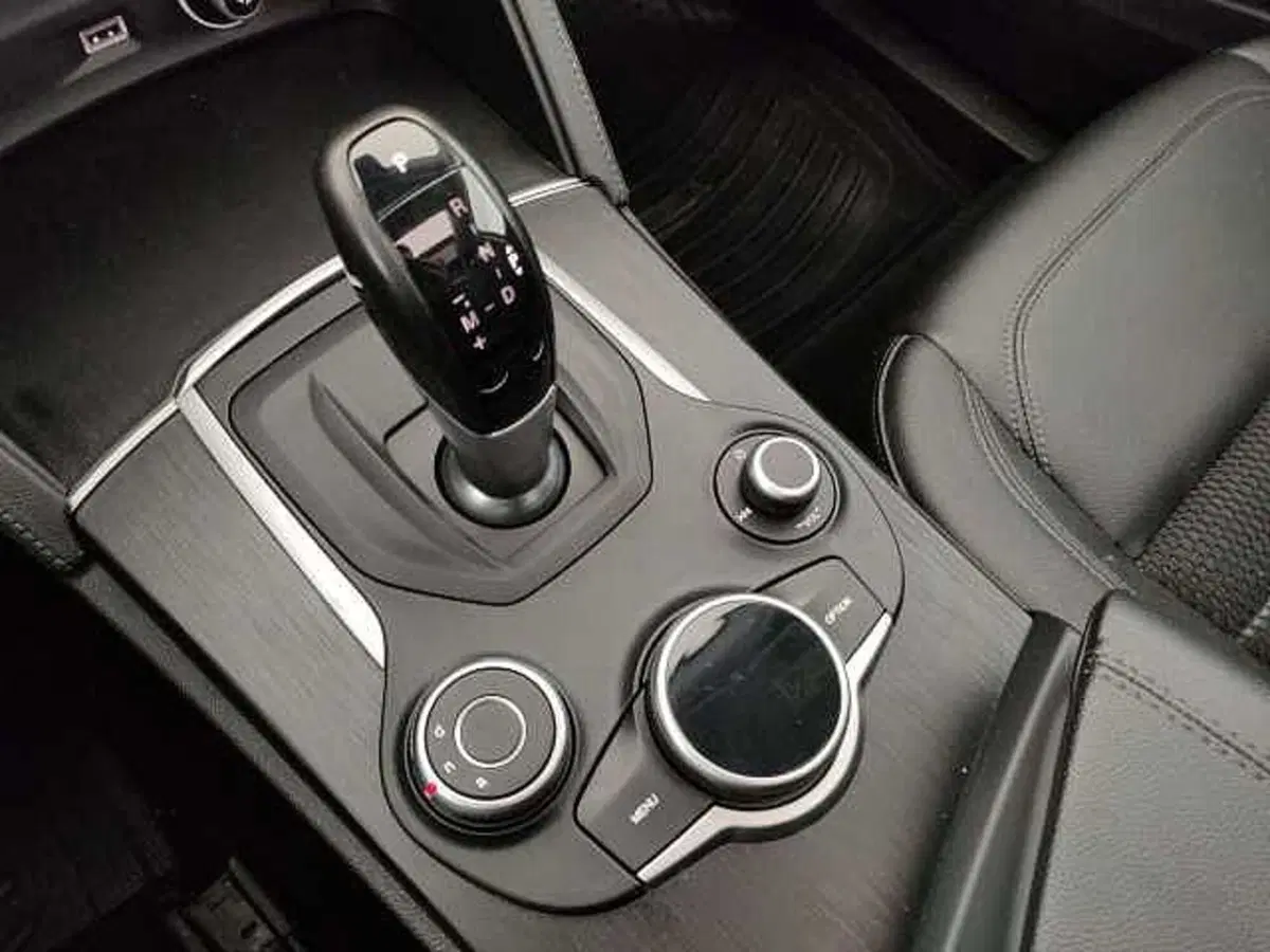 Alfa Romeo Stelvio usata a Caserta (9)