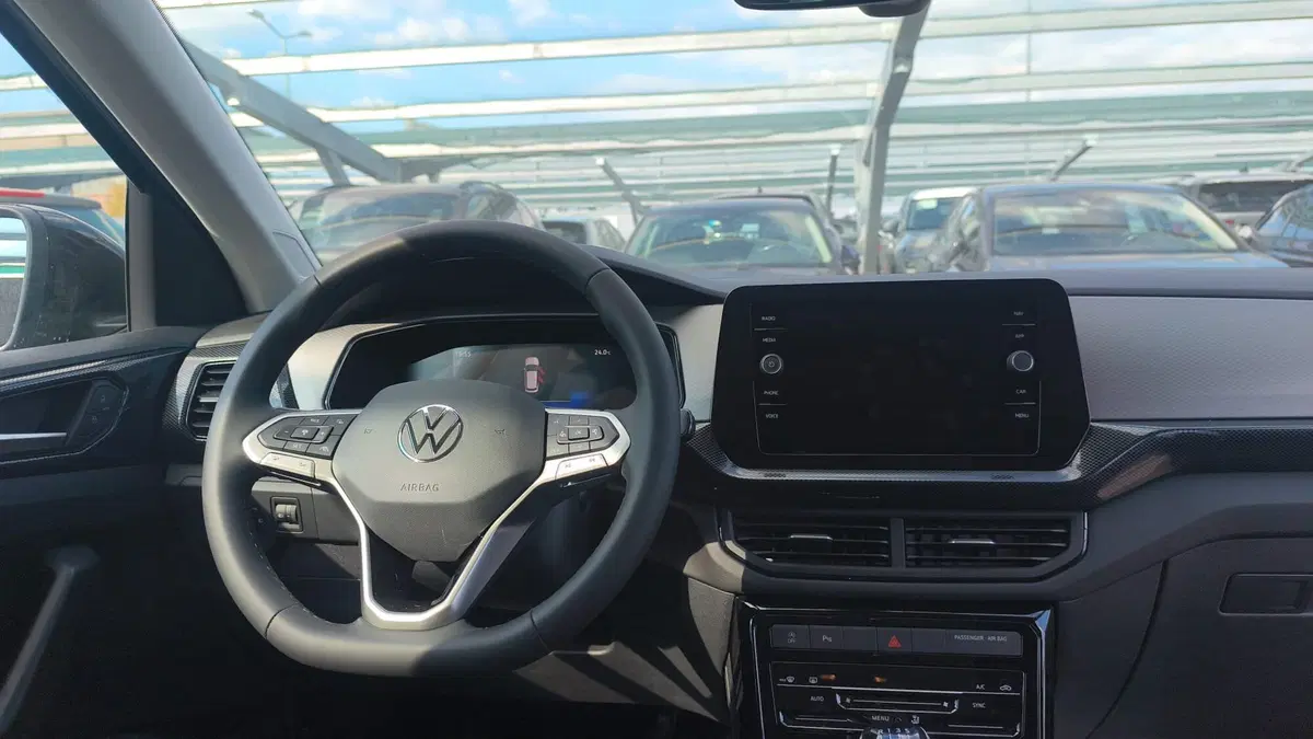 Volkswagen T-Cross nuova a Lecco (7)