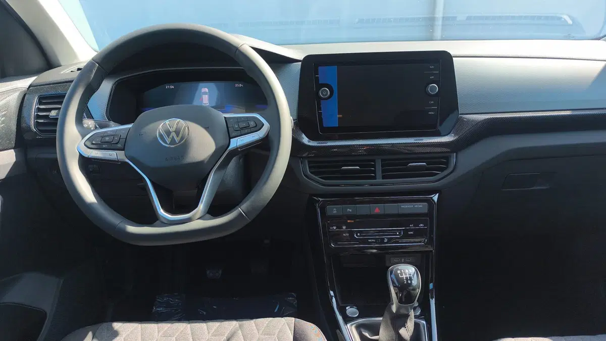 Volkswagen T-Cross nuova a Lecco (5)
