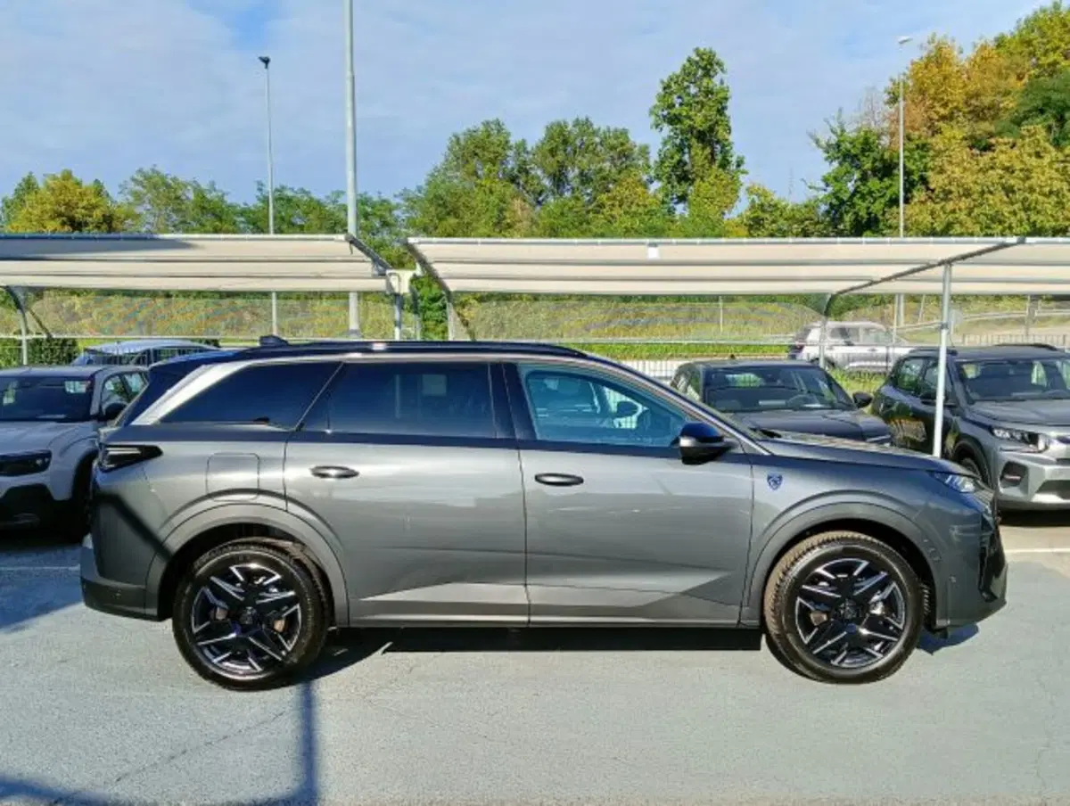 Peugeot 5008 nuova a Brescia (4)