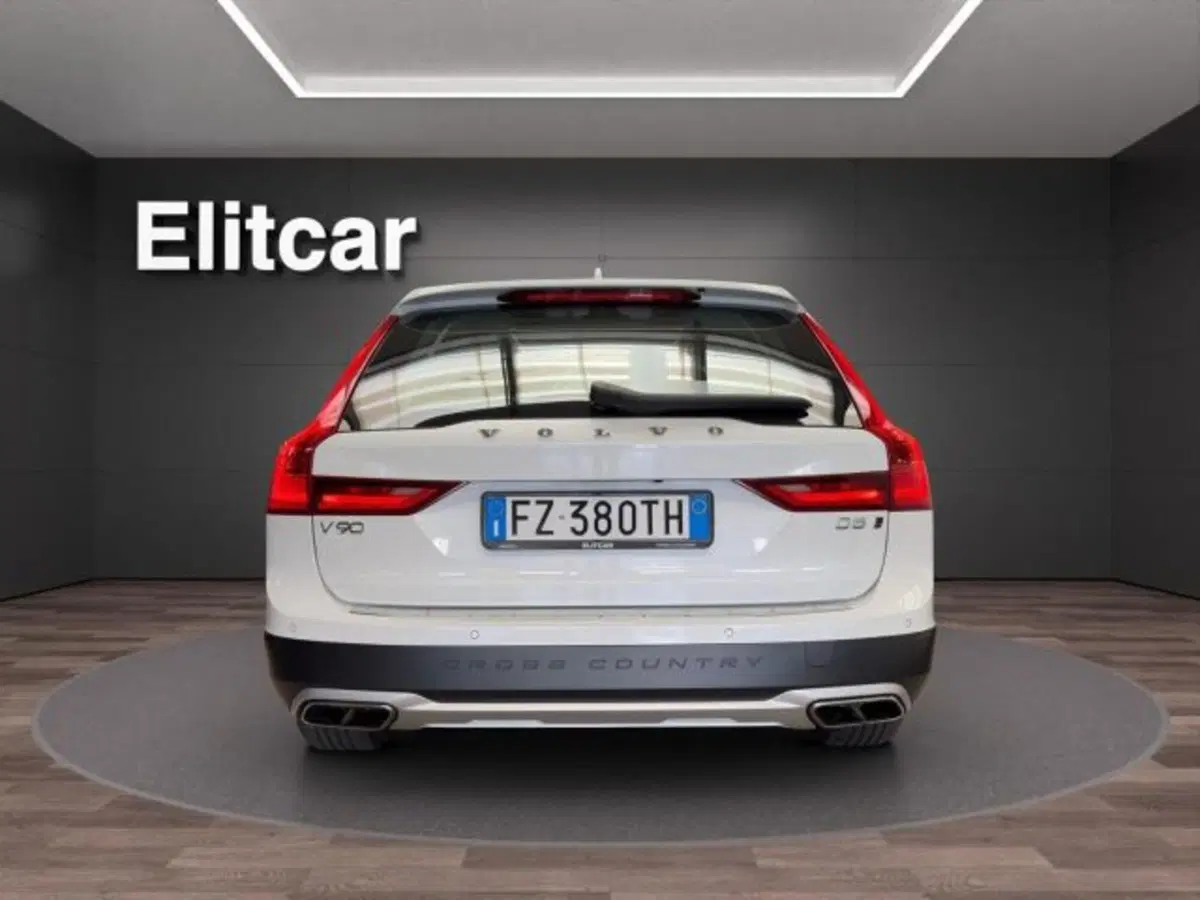 Volvo V90 Cross Country usata a Novara (5)