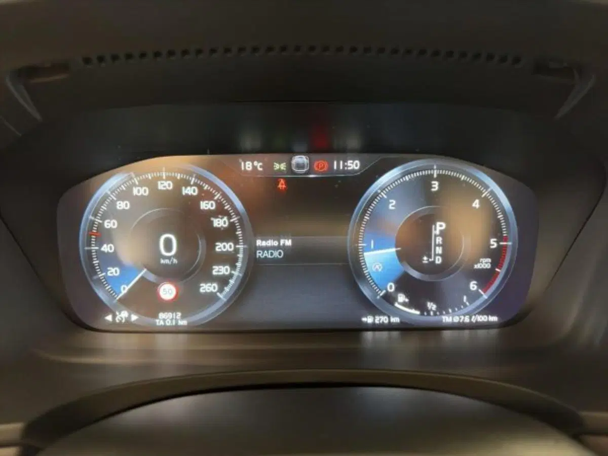 Volvo V90 Cross Country usata a Novara (7)