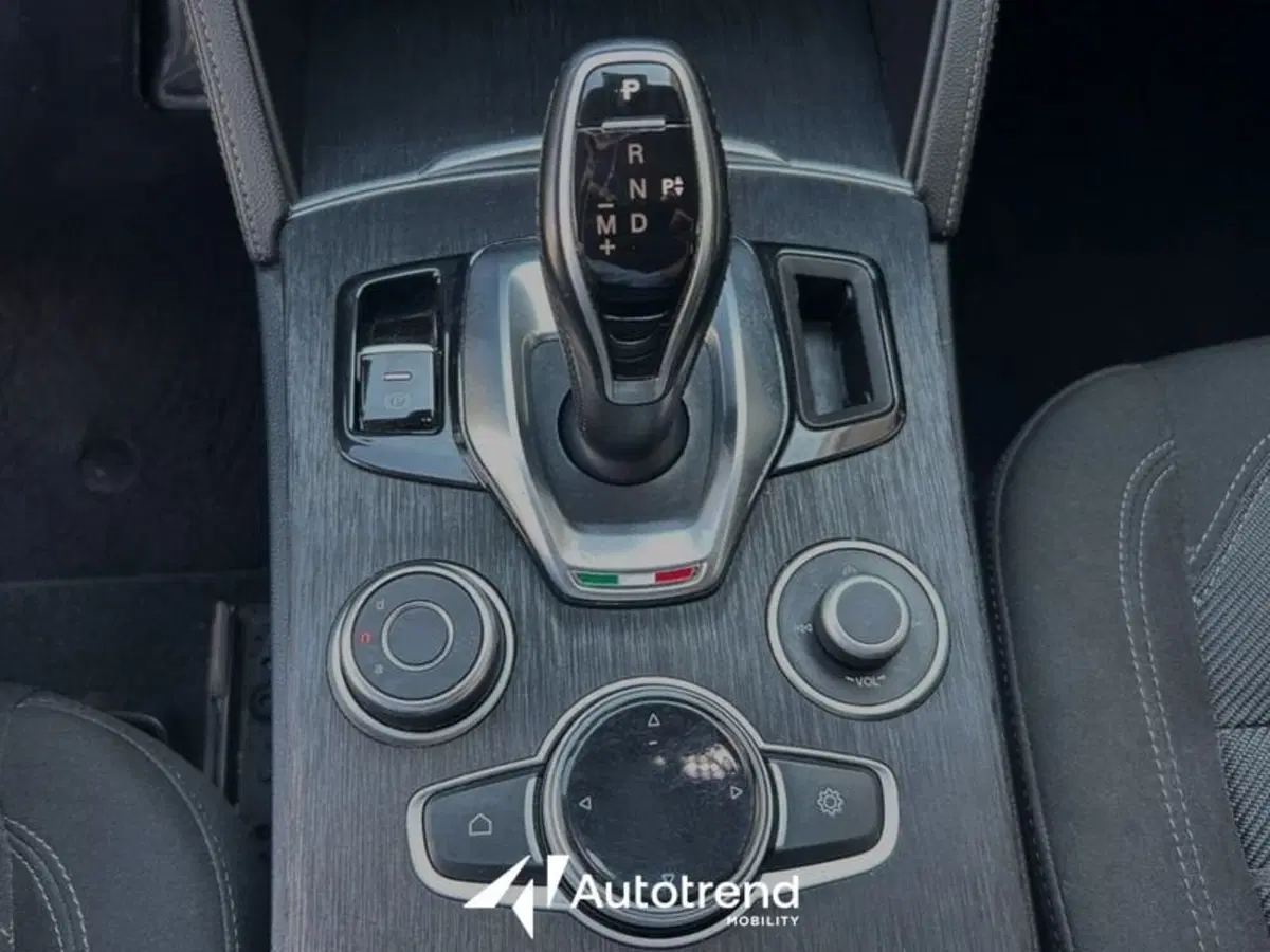 Alfa Romeo Stelvio usata a Lecce (13)