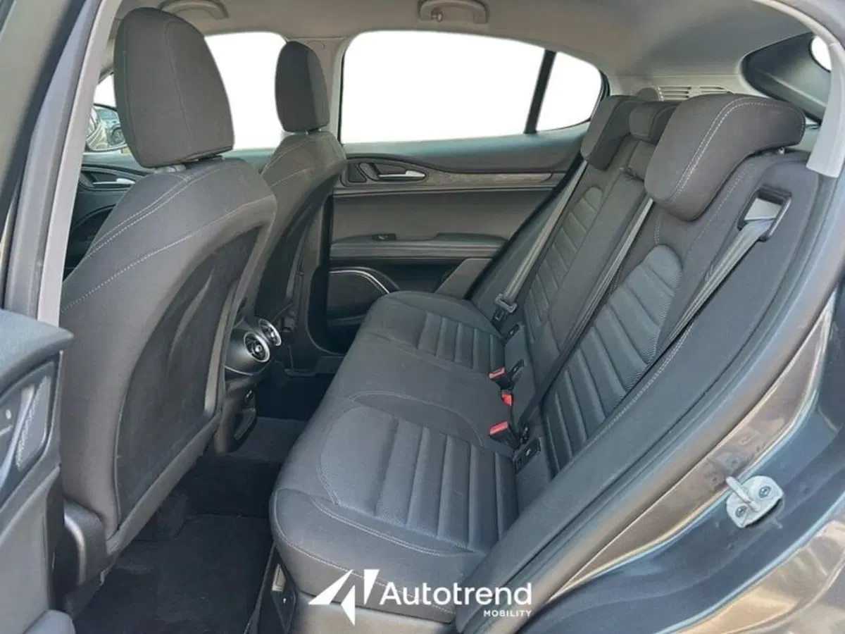 Alfa Romeo Stelvio usata a Lecce (16)