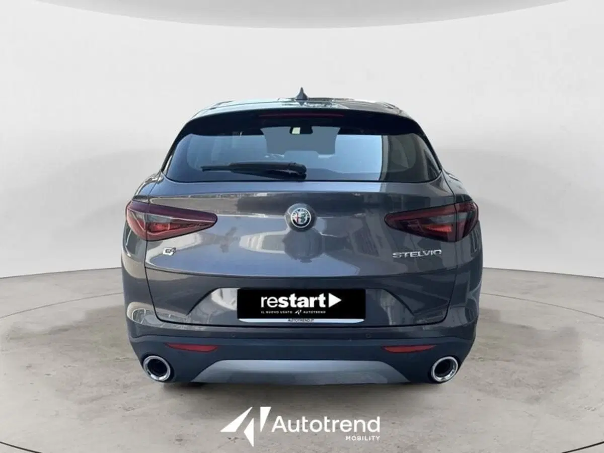 Alfa Romeo Stelvio usata a Lecce (4)