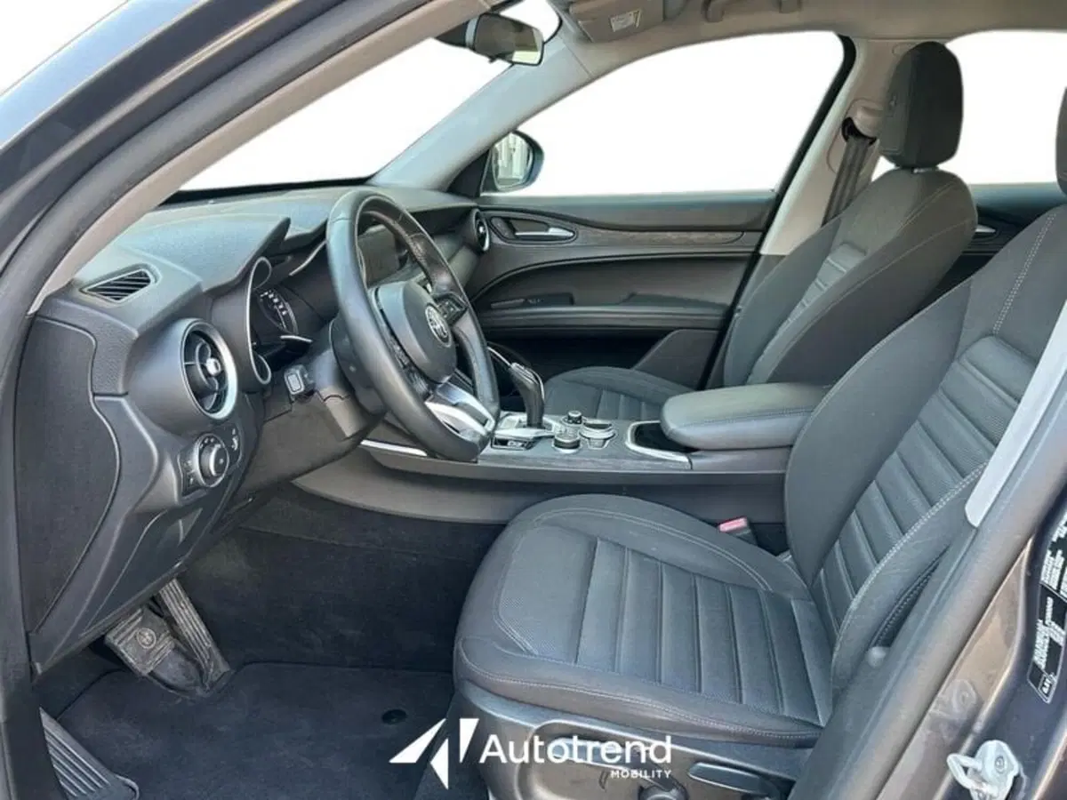 Alfa Romeo Stelvio usata a Lecce (6)