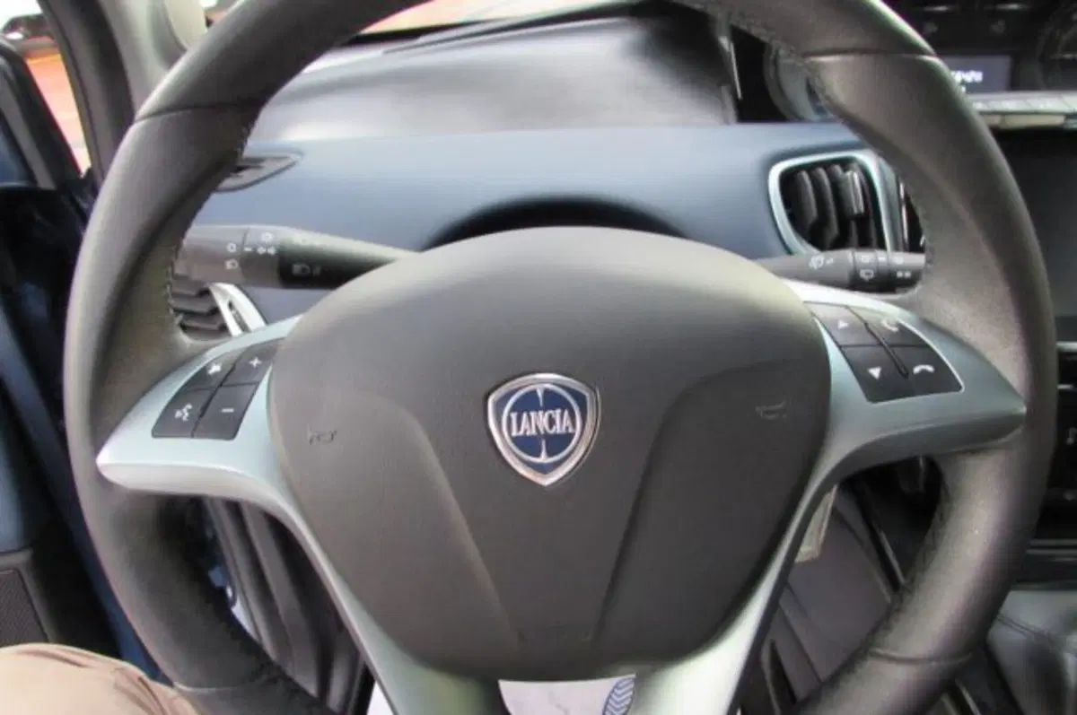 Lancia Ypsilon usata a Milano (12)