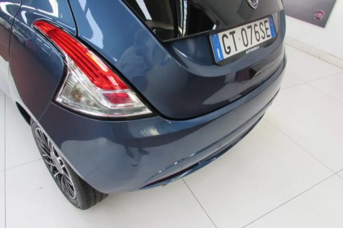 Lancia Ypsilon usata a Milano (15)