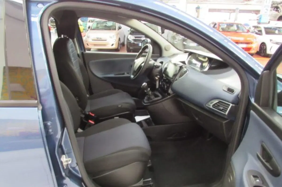 Lancia Ypsilon usata a Milano (16)