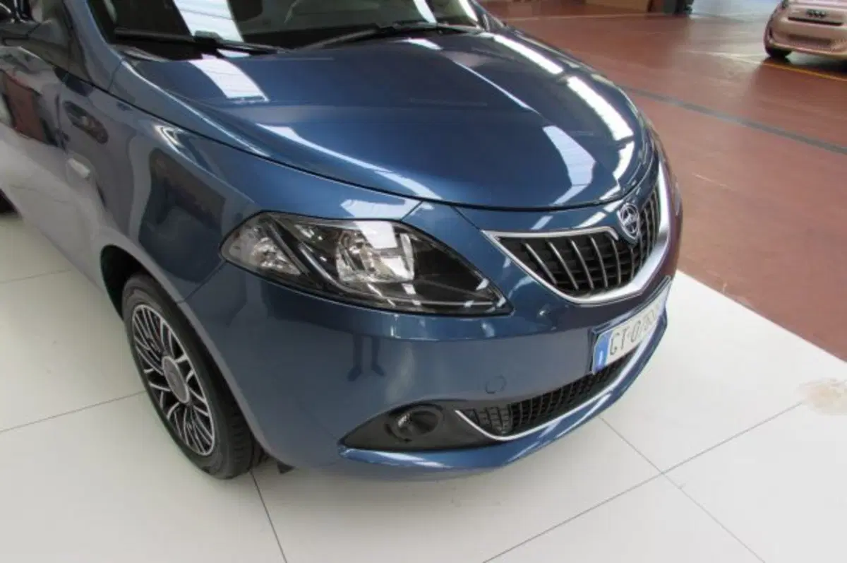 Lancia Ypsilon usata a Milano (17)
