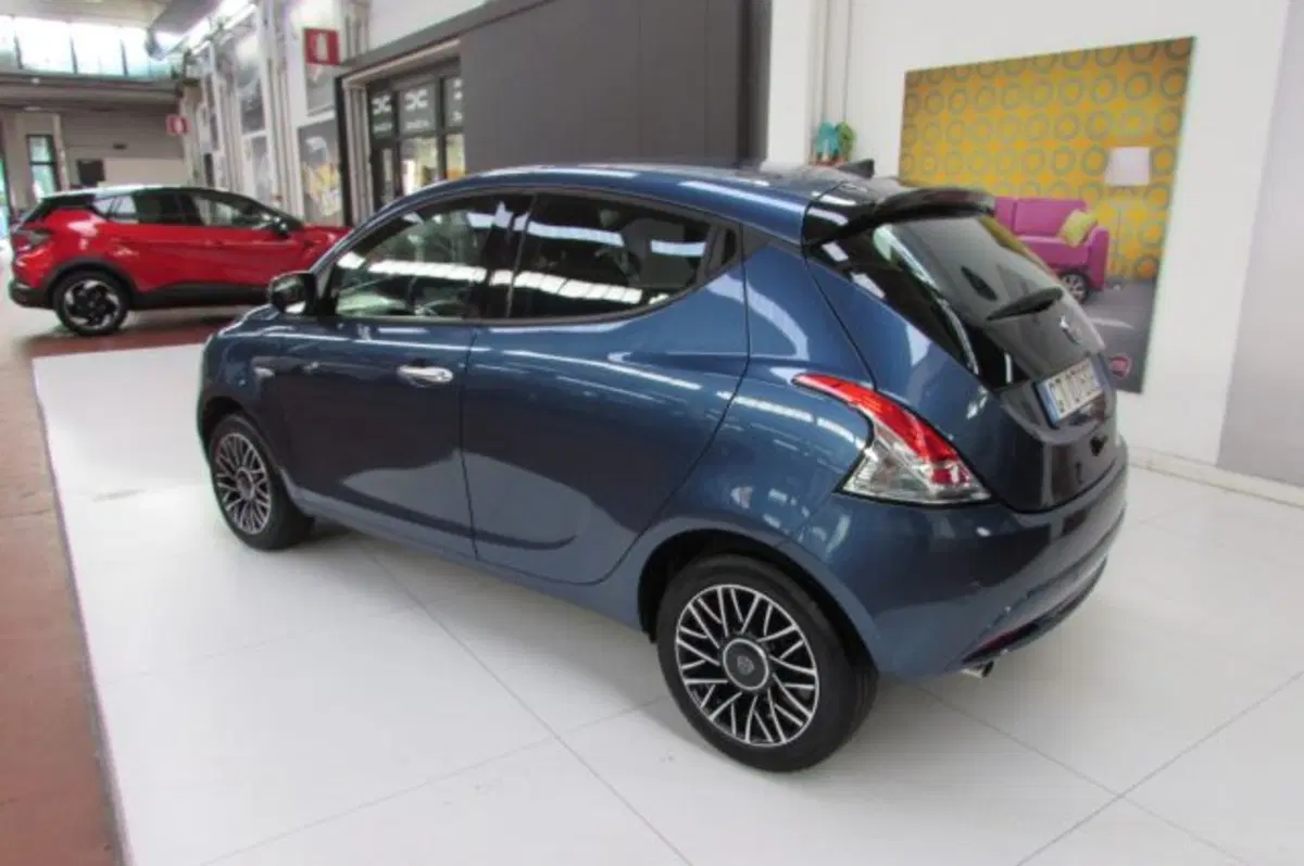 Lancia Ypsilon usata a Milano (4)