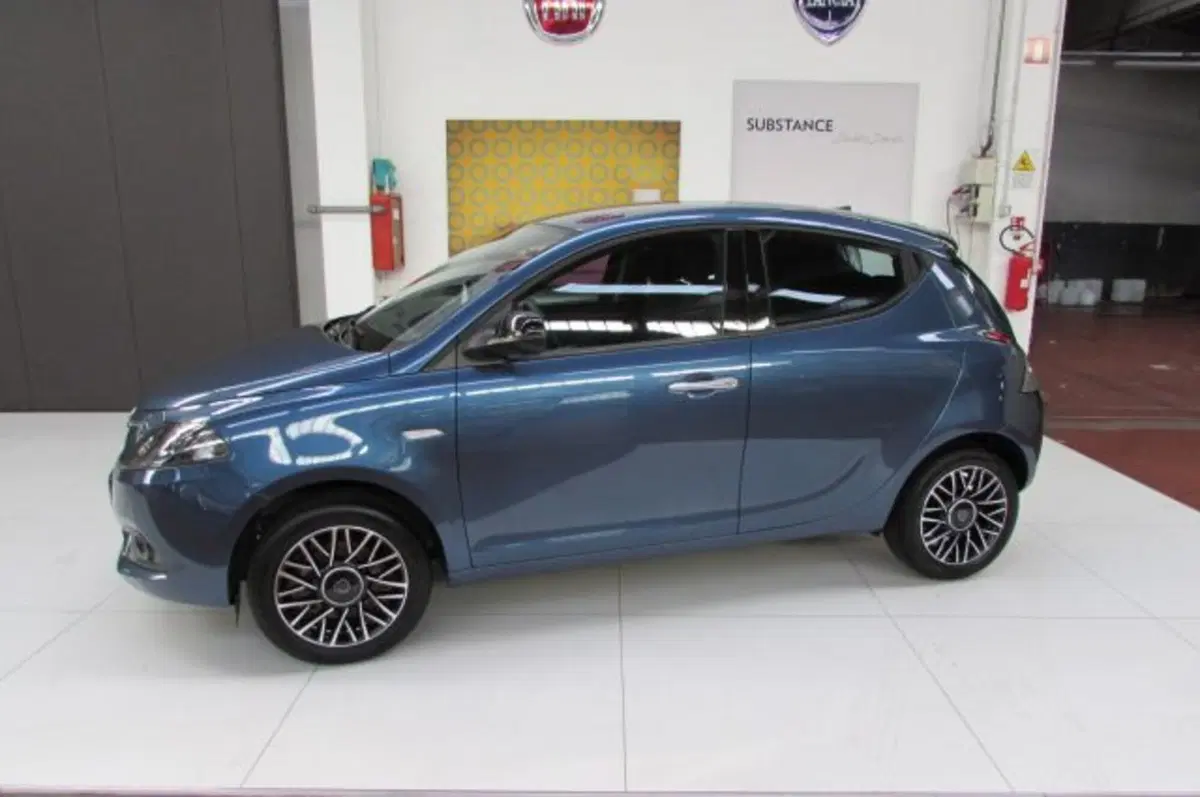 Lancia Ypsilon usata a Milano (5)