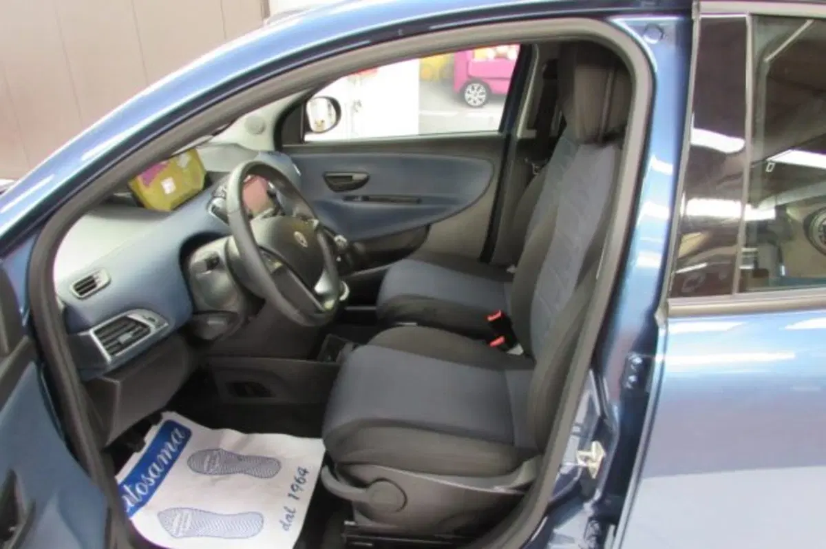 Lancia Ypsilon usata a Milano (7)