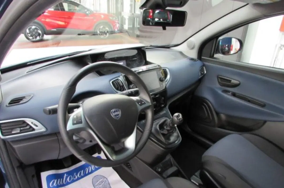 Lancia Ypsilon usata a Milano (8)