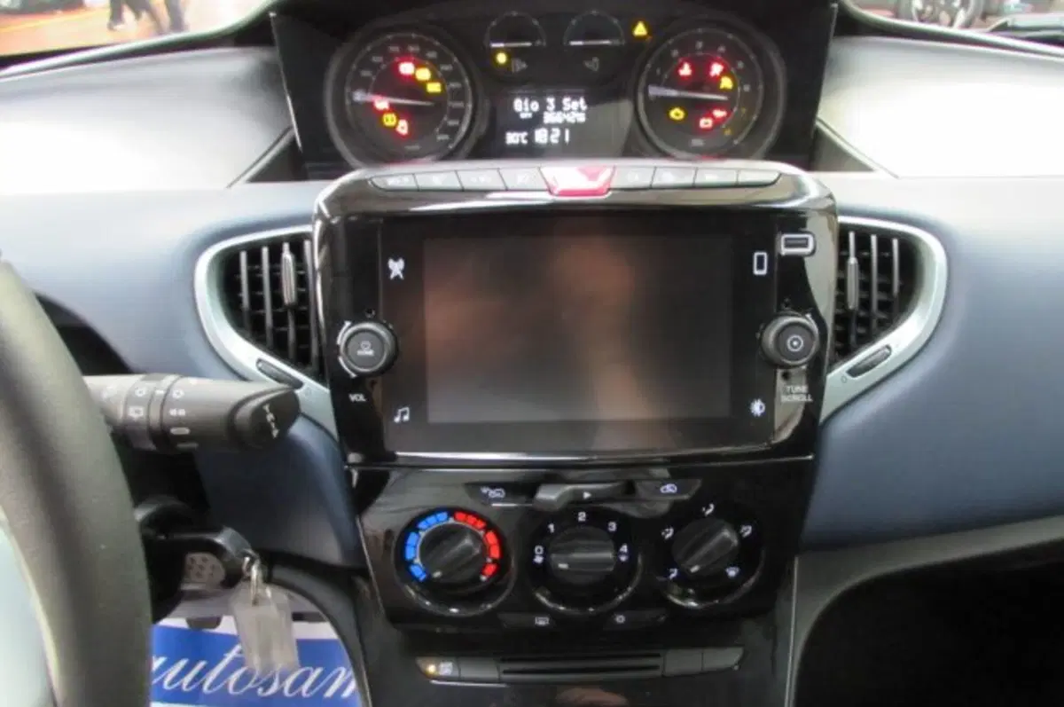 Lancia Ypsilon usata a Milano (9)