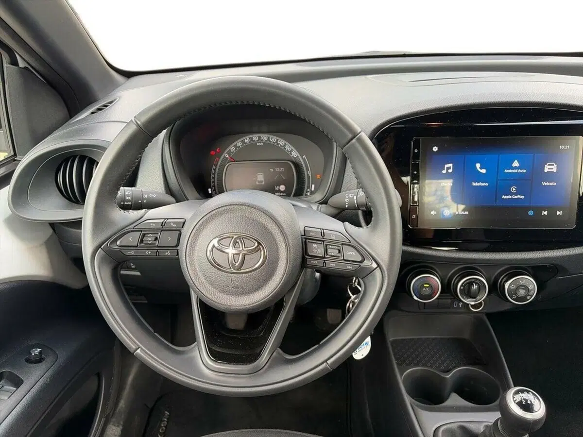 Toyota Aygo X usata a Lecco (8)
