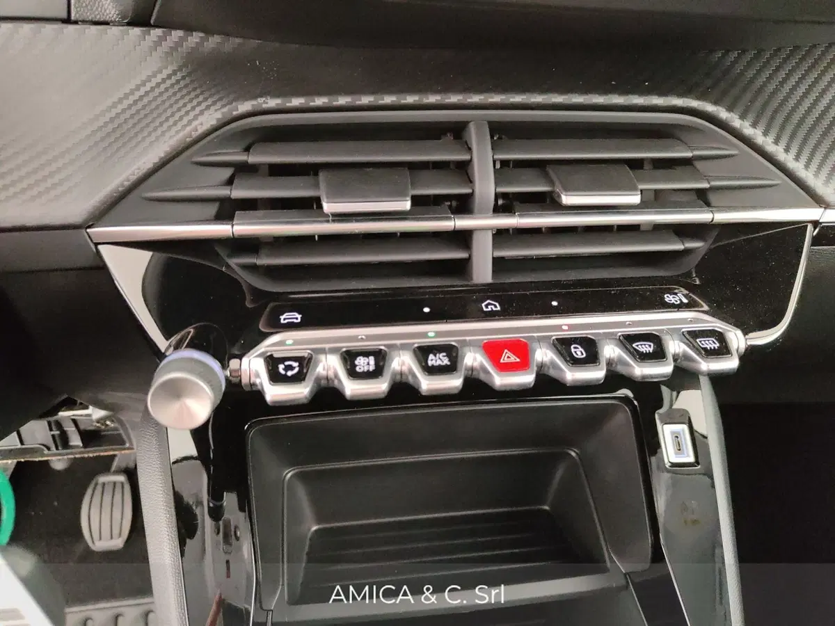 Peugeot 208 nuova a Caserta (17)