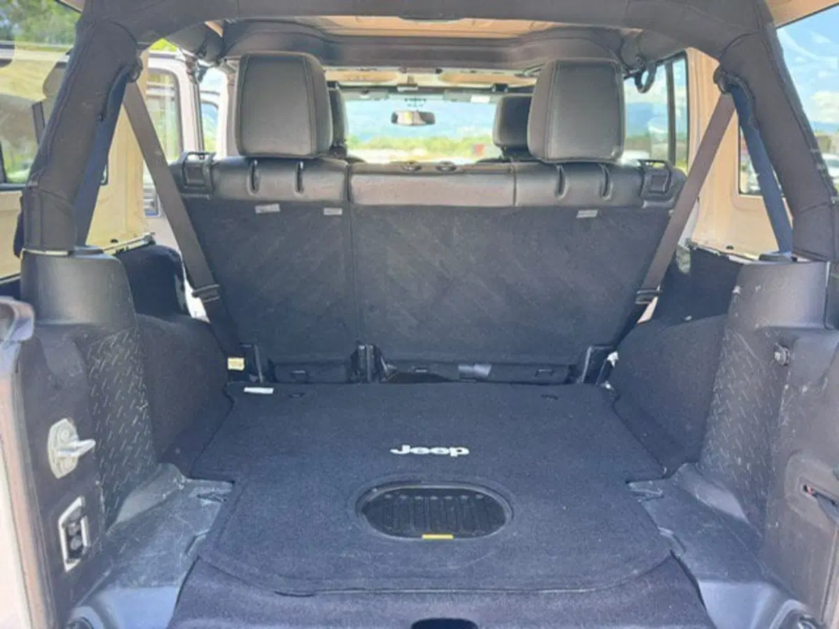 Jeep Wrangler Unlimited usata a Cosenza (12)