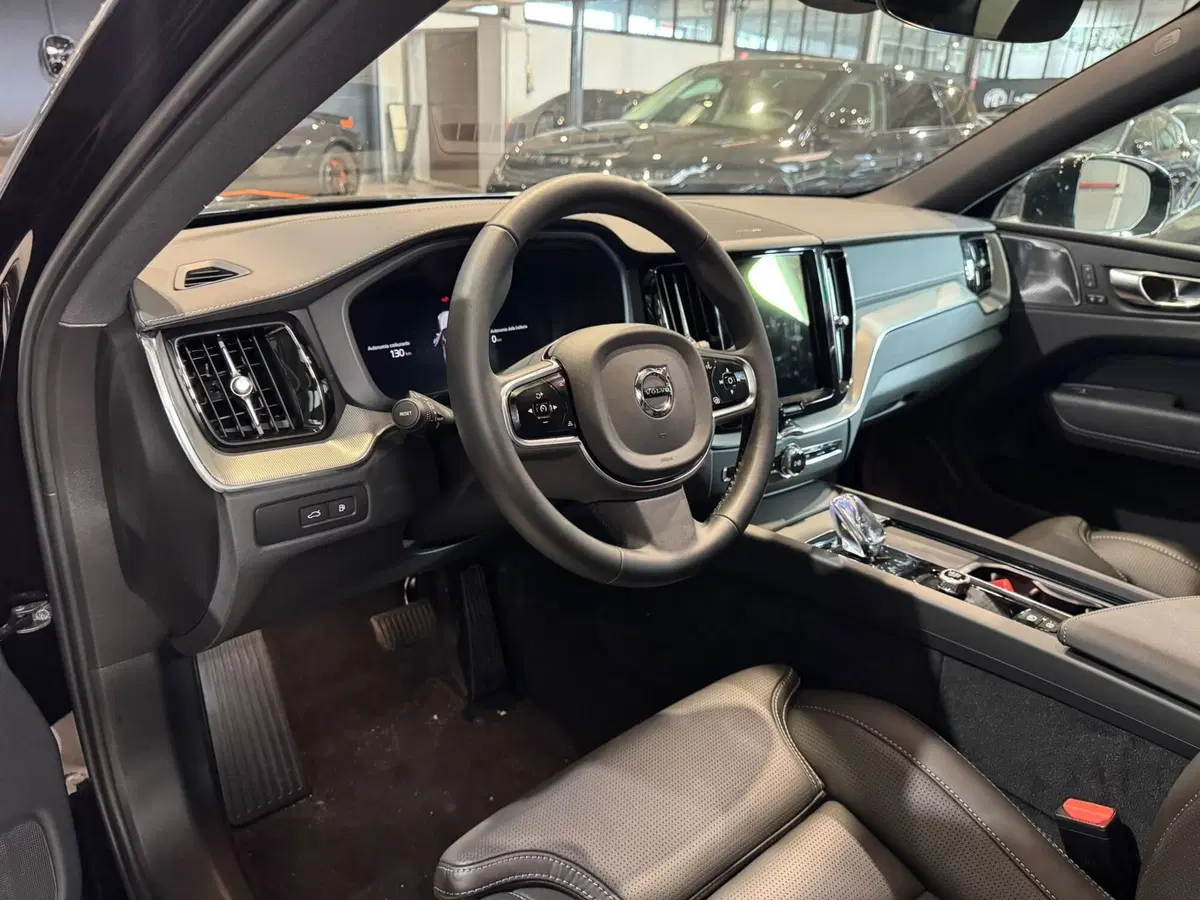 Volvo XC60 nuova a Monza e Brianza (11)