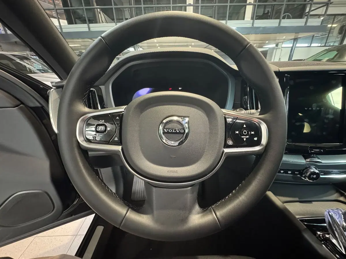 Volvo XC60 nuova a Monza e Brianza (15)