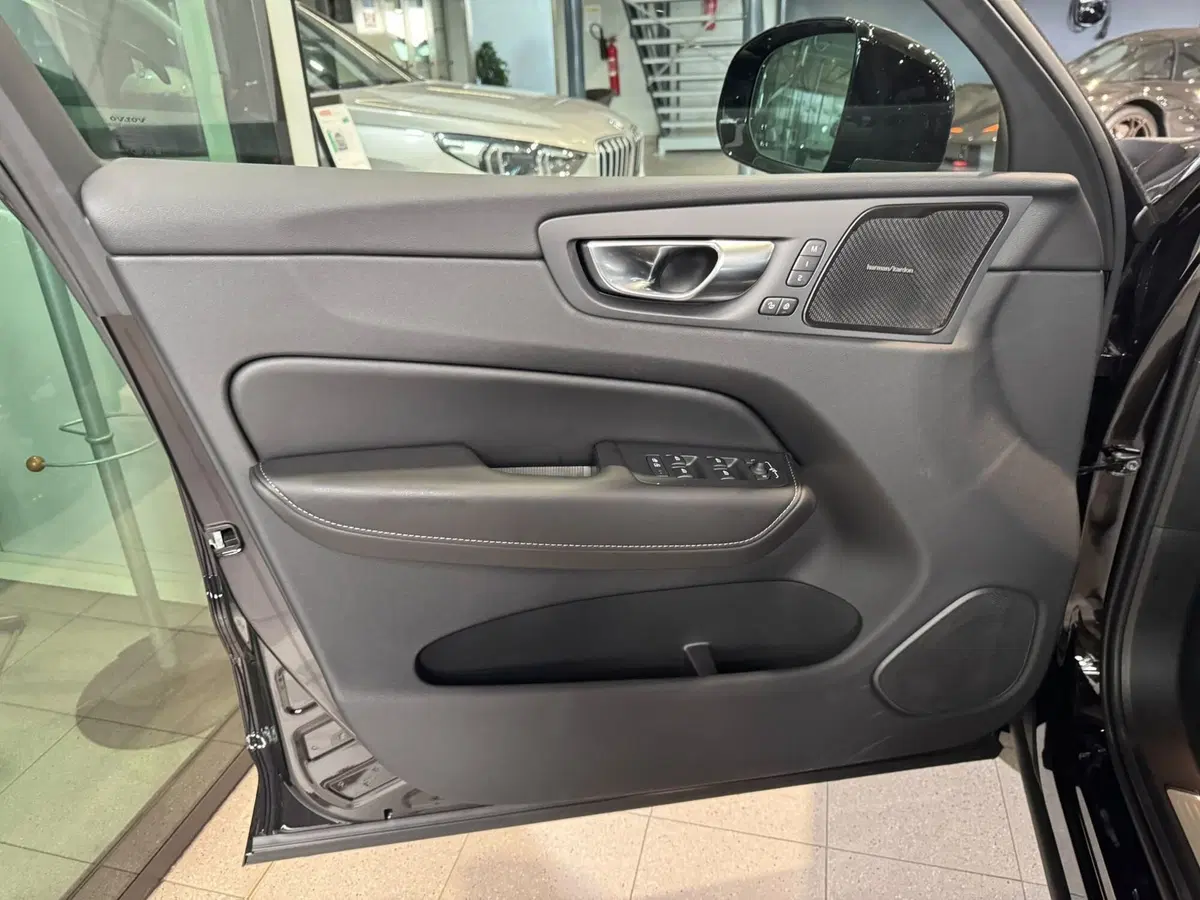 Volvo XC60 nuova a Monza e Brianza (20)