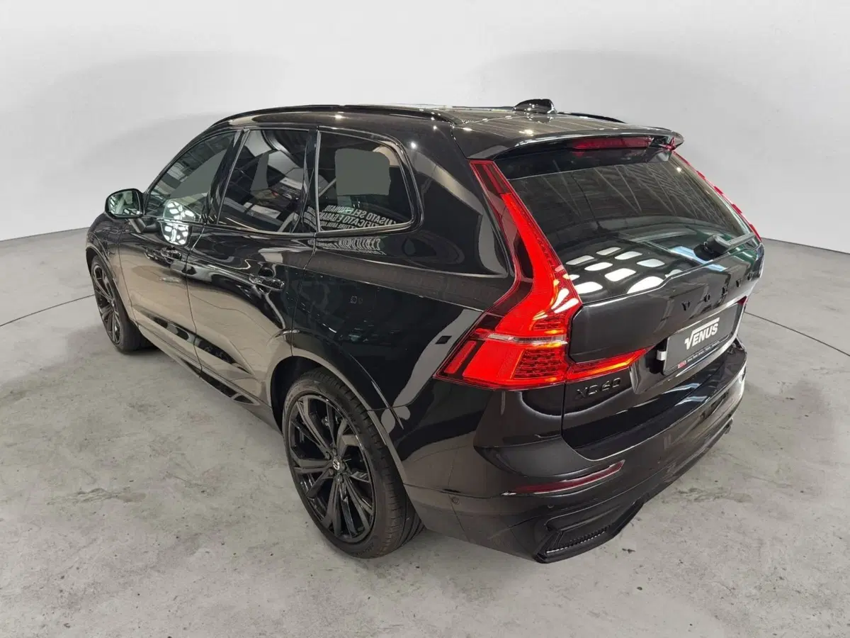 Volvo XC60 nuova a Monza e Brianza (4)