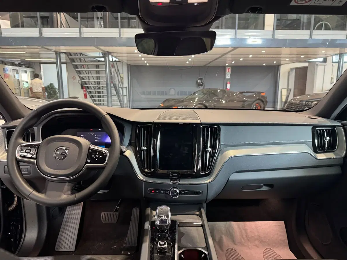 Volvo XC60 nuova a Monza e Brianza (8)