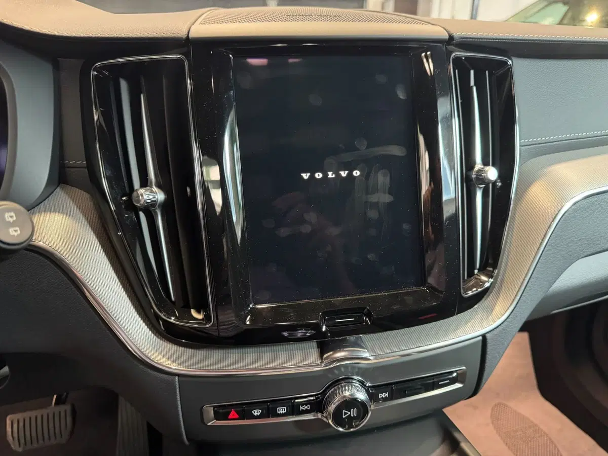 Volvo XC60 nuova a Monza e Brianza (9)