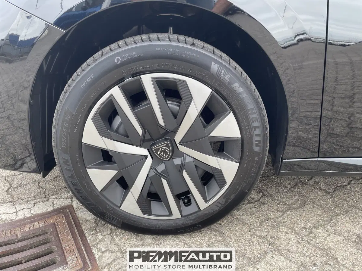 Peugeot 208 nuova a Parma (14)