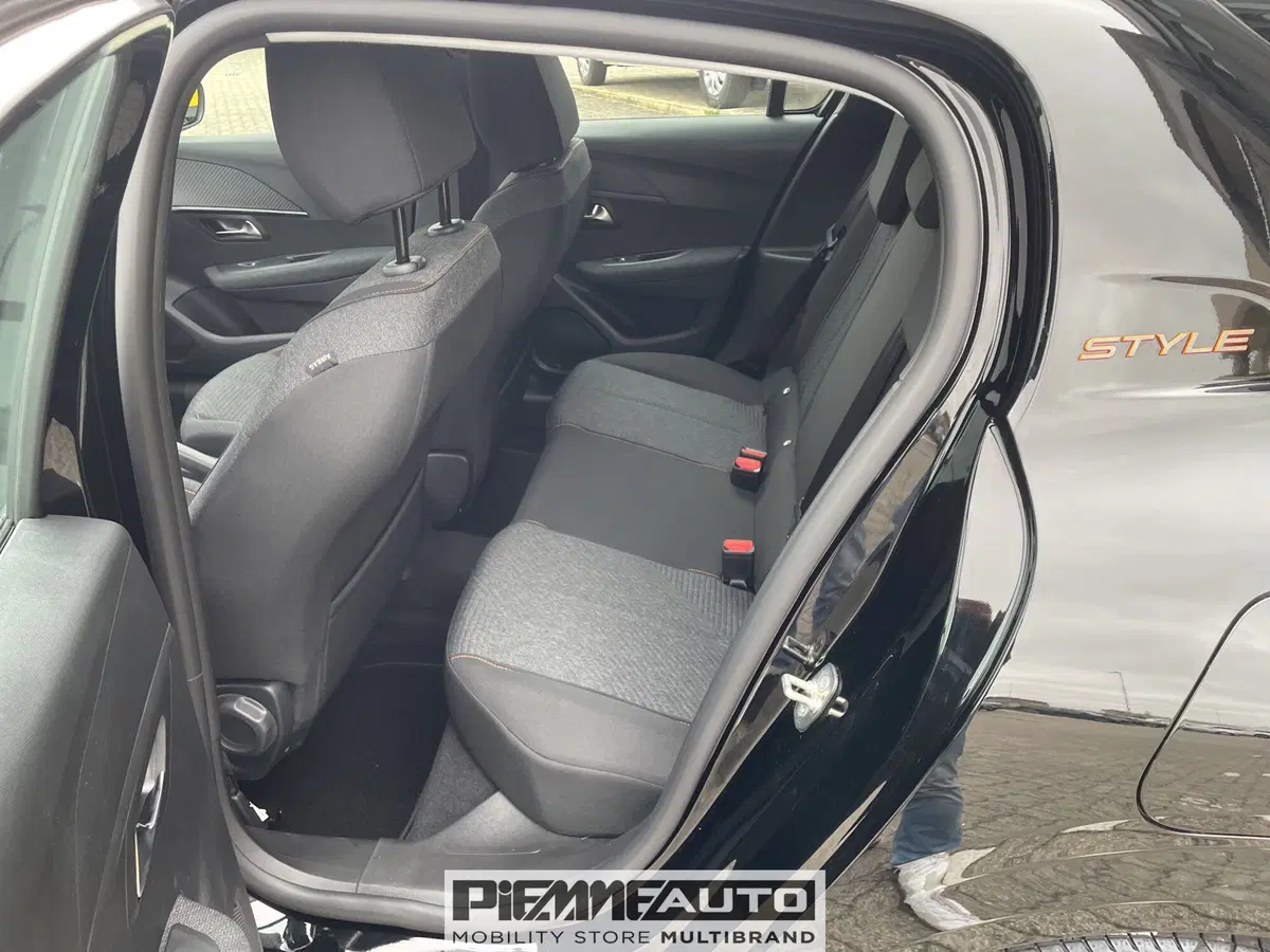Peugeot 208 nuova a Parma (6)