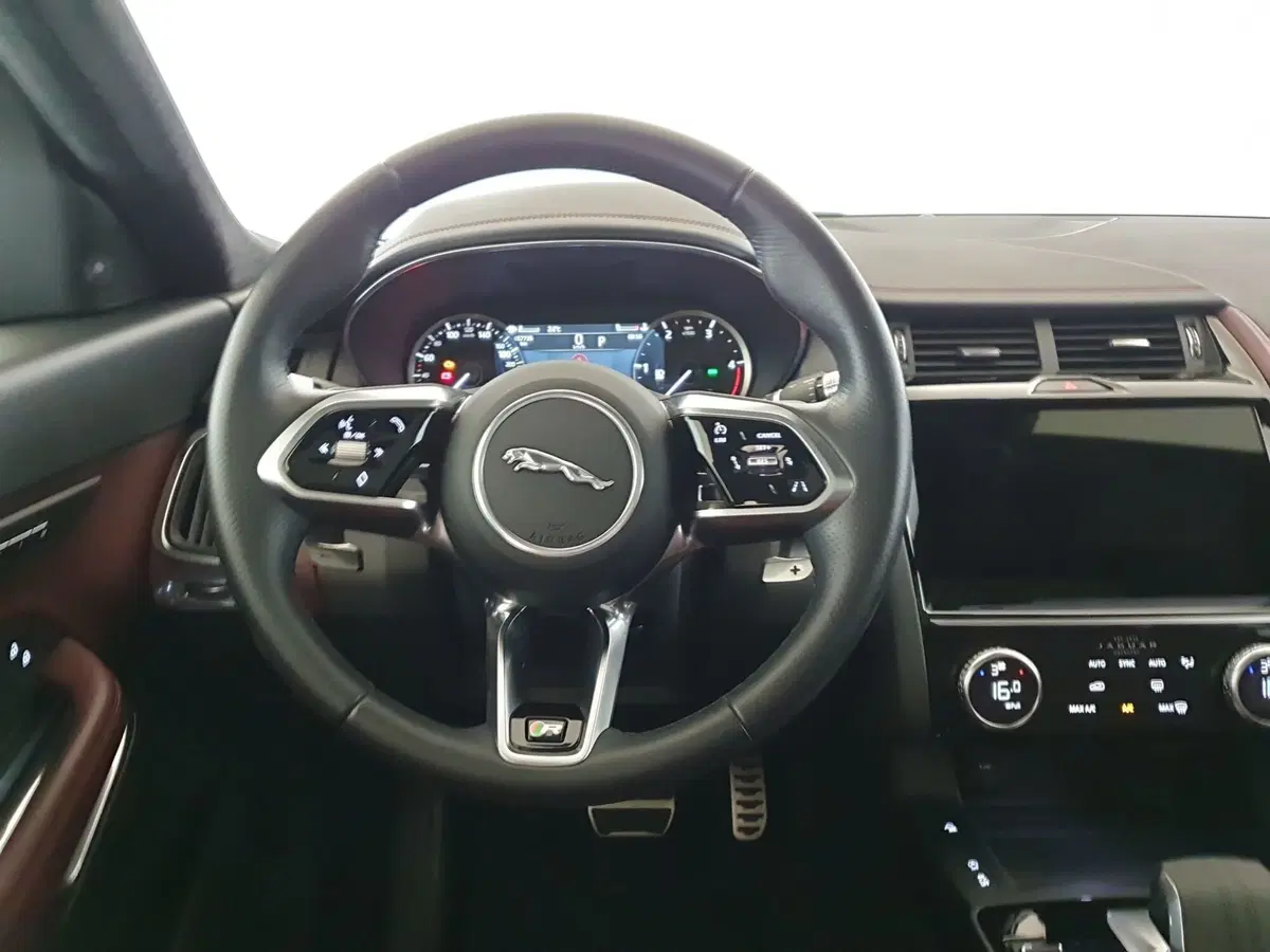 Jaguar E-Pace usata a Monza e Brianza (14)