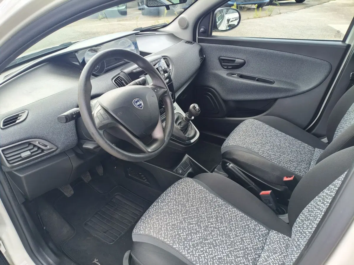 Lancia Ypsilon usata a Matera (12)