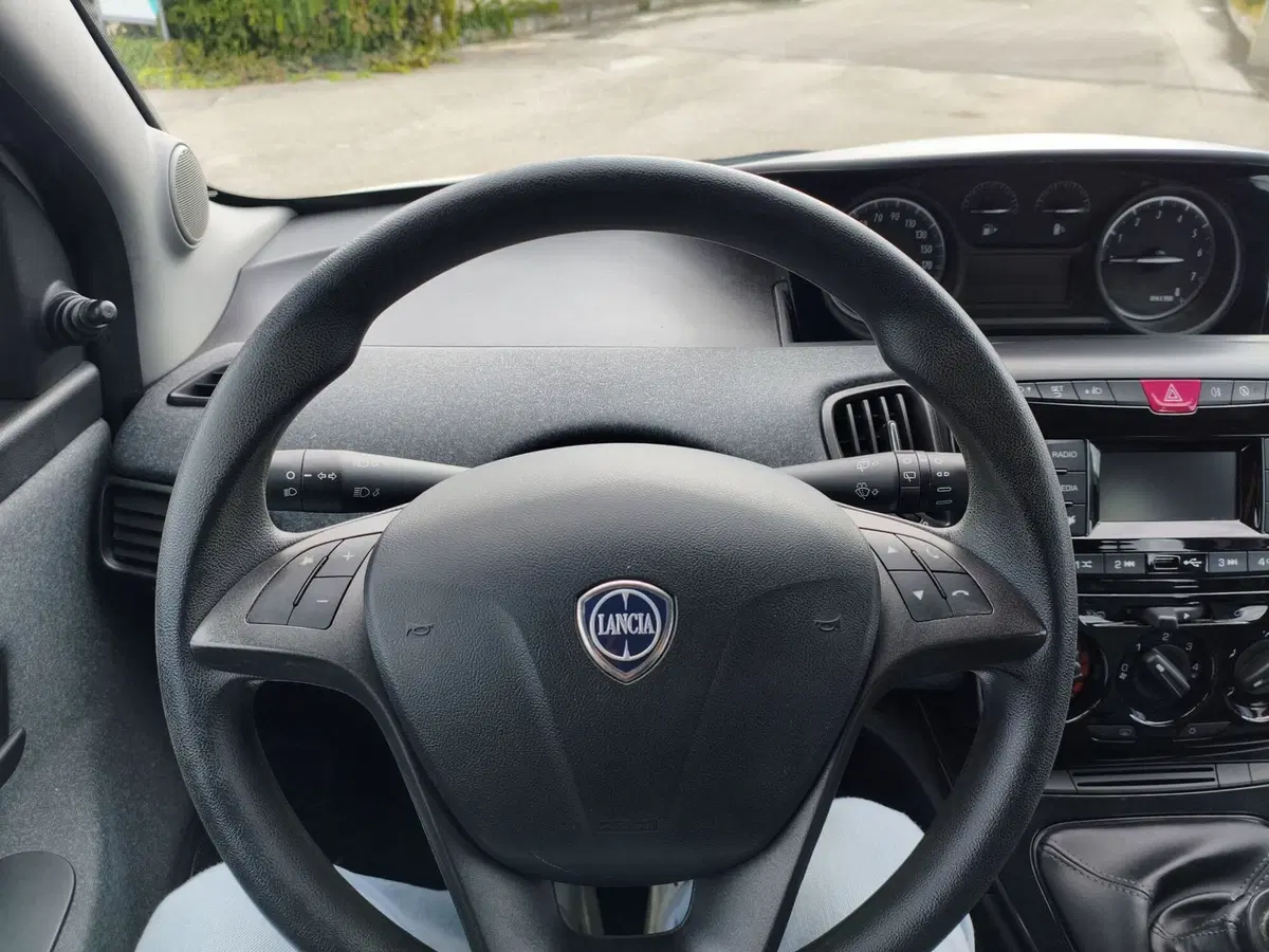 Lancia Ypsilon usata a Matera (14)