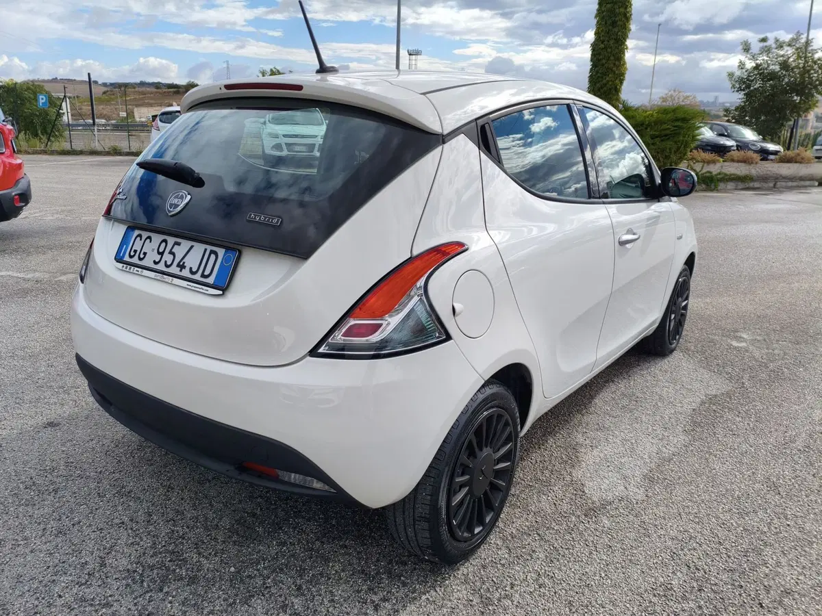 Lancia Ypsilon usata a Matera (6)