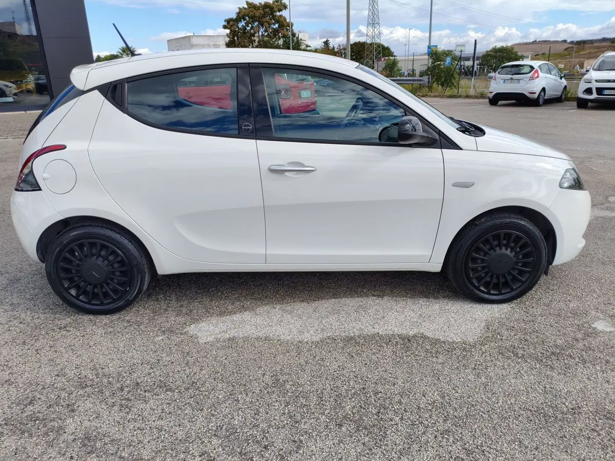 Lancia Ypsilon usata a Matera (7)
