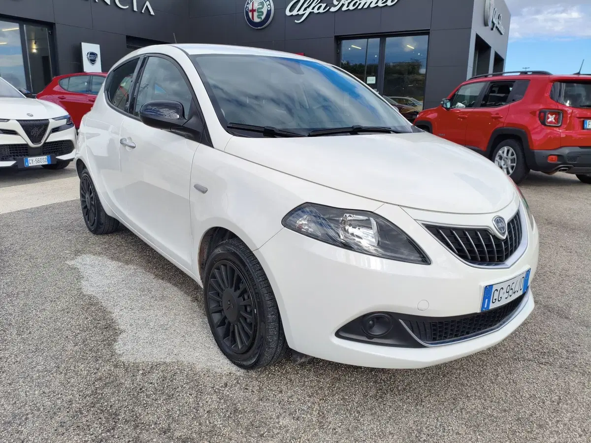 Lancia Ypsilon usata a Matera (9)